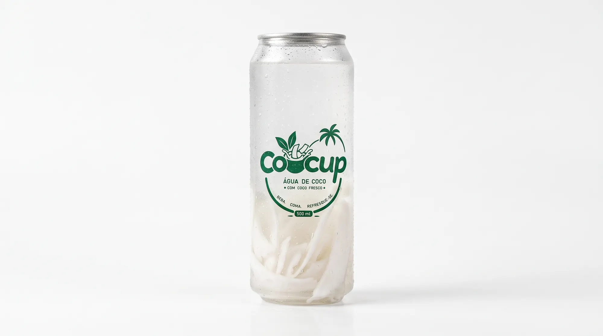 Copo de Cocup de 500 ml sobre fundo claro, com água de coco e pedaços de coco no fundo
